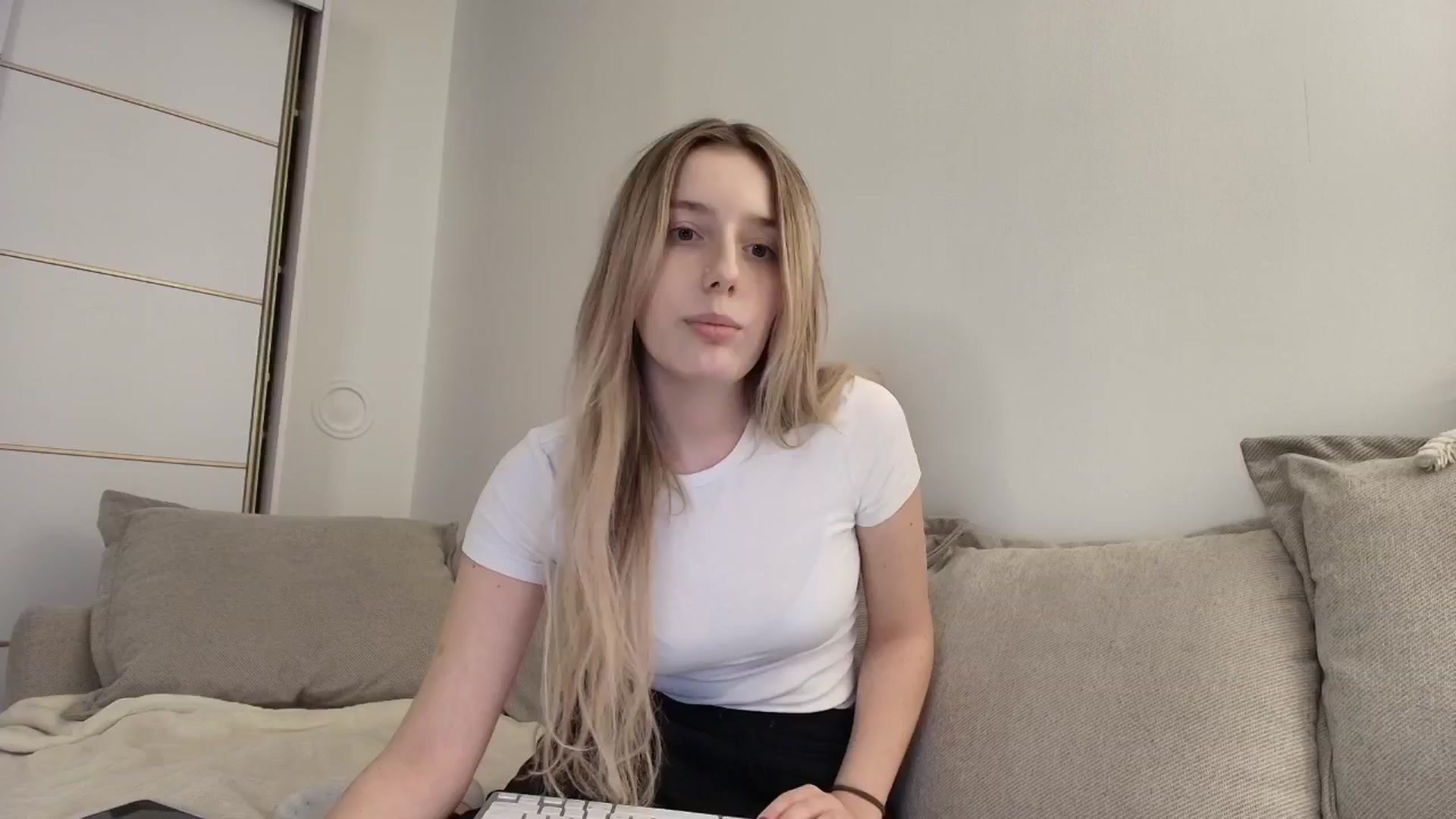 Gallery image thumbnail from Elenaxkiss's myfreecams stream on, 10/06/2025, 20:10 image 1 of 20