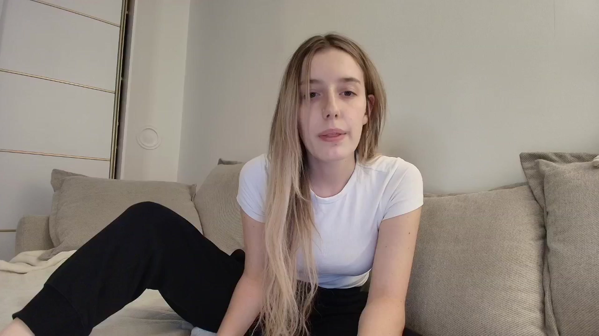 Gallery image thumbnail from Elenaxkiss's myfreecams stream on, 10/06/2025, 20:10 image 7 of 20
