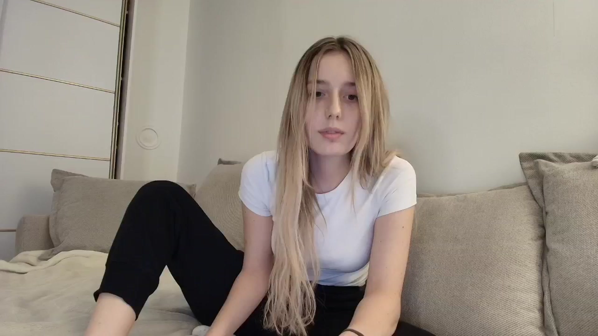 Gallery image thumbnail from Elenaxkiss's myfreecams stream on, 10/06/2025, 20:10 image 6 of 20