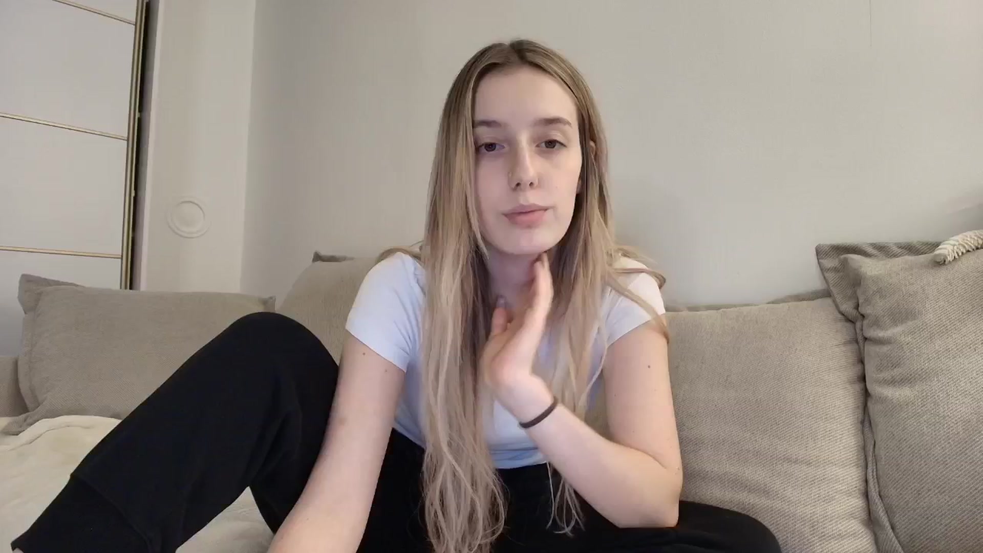Gallery image thumbnail from Elenaxkiss's myfreecams stream on, 10/06/2025, 20:10 image 11 of 20