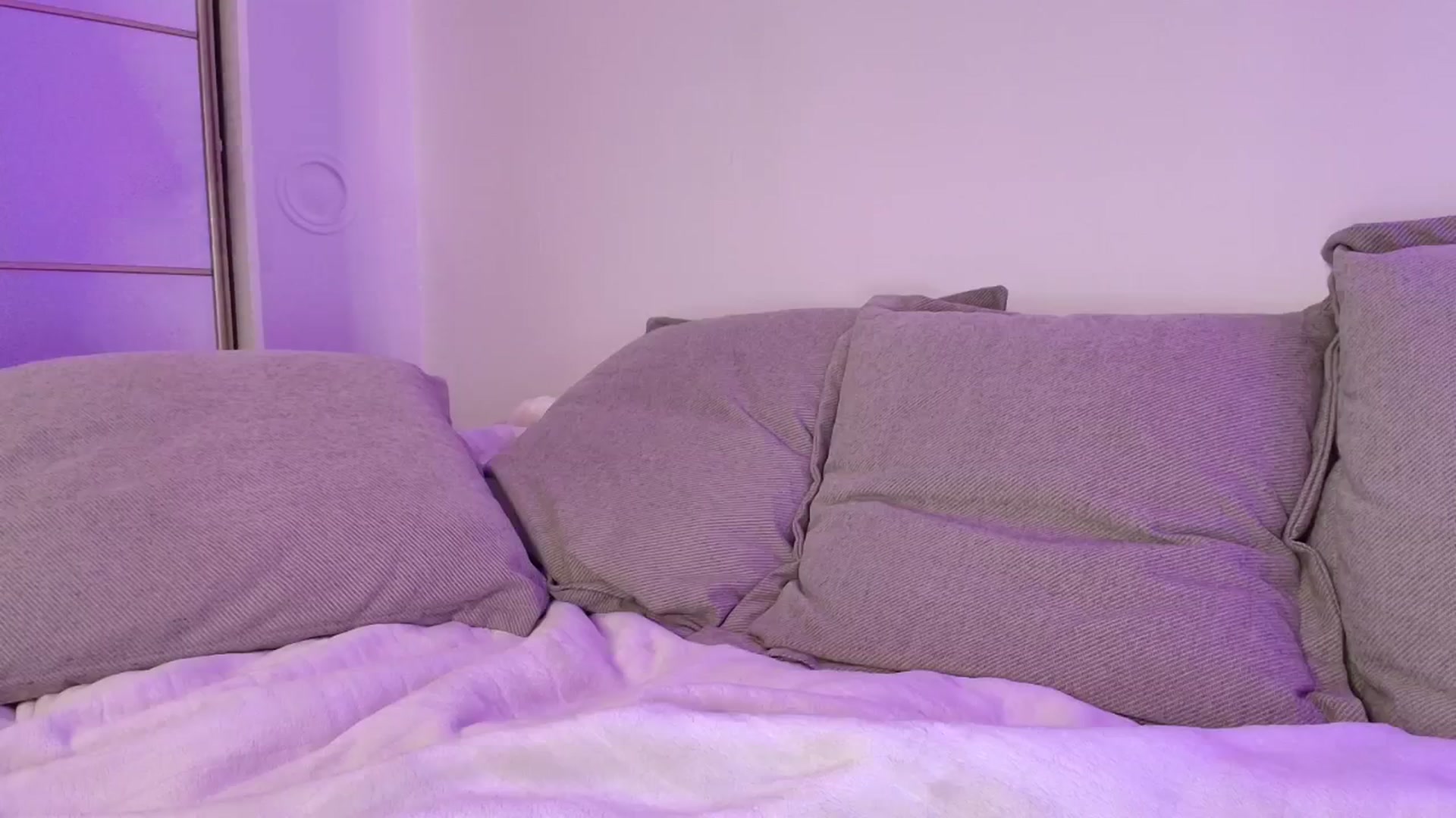 Gallery image thumbnail from Elenaxkiss's myfreecams stream on, 10/19/2025, 21:13 image 10 of 20