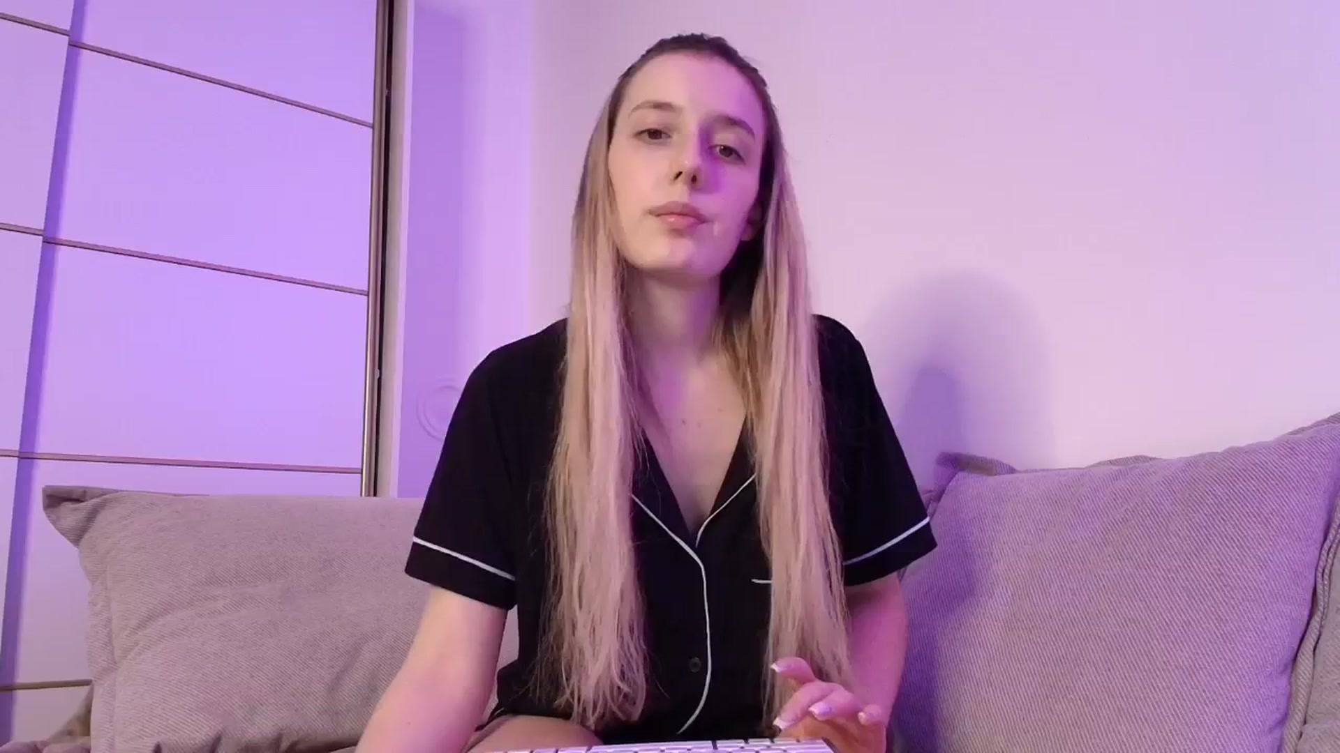Gallery image thumbnail from Elenaxkiss's myfreecams stream on, 10/21/2025, 19:58 image 2 of 20