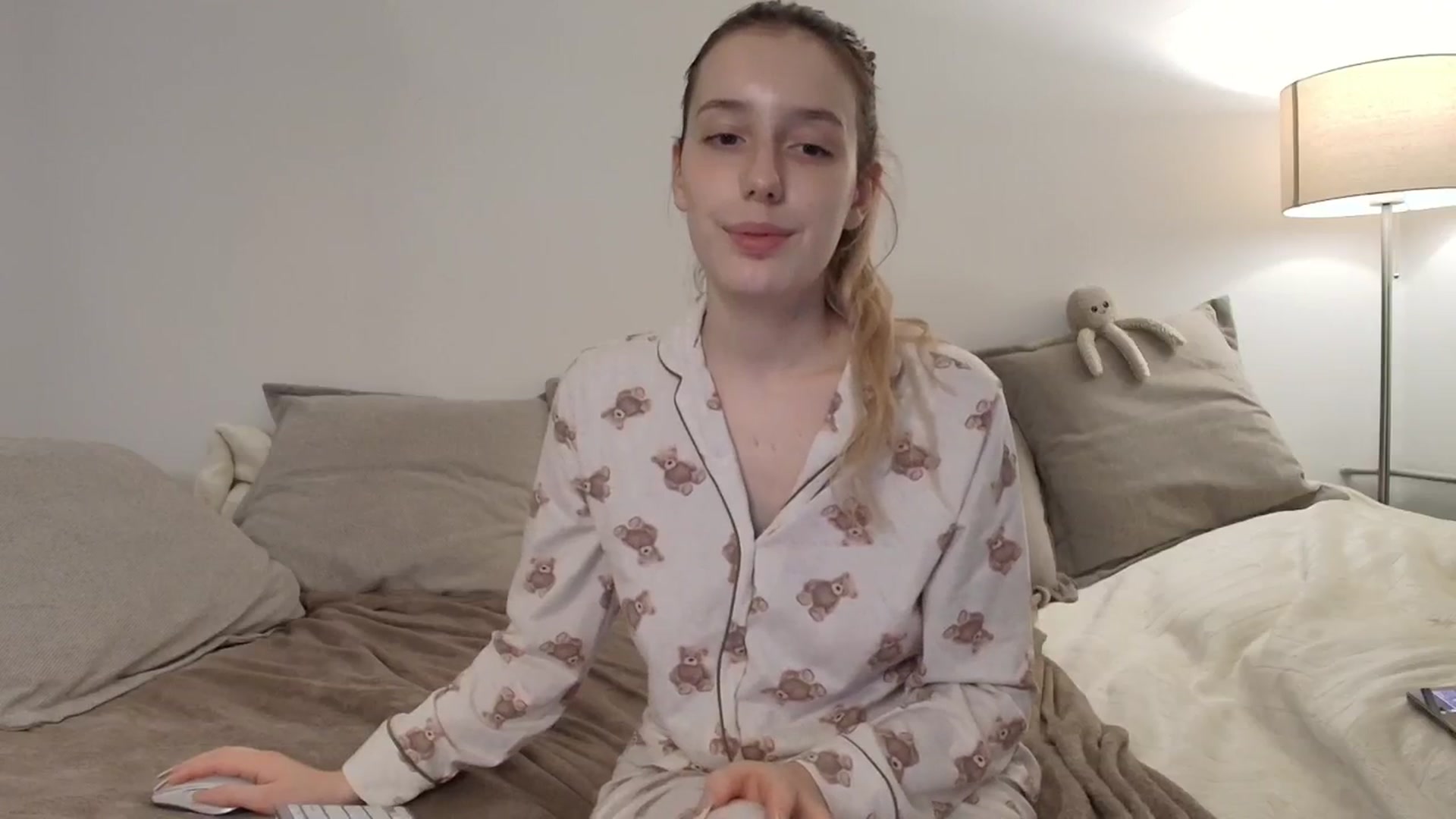 Gallery image thumbnail from Elenaxkiss's myfreecams stream on, 10/24/2025, 19:32 image 17 of 20