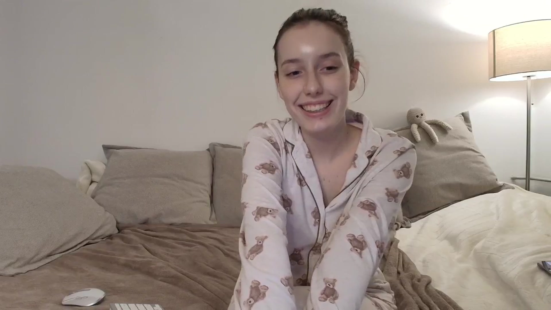 Gallery image thumbnail from Elenaxkiss's myfreecams stream on, 10/24/2025, 19:32 image 16 of 20