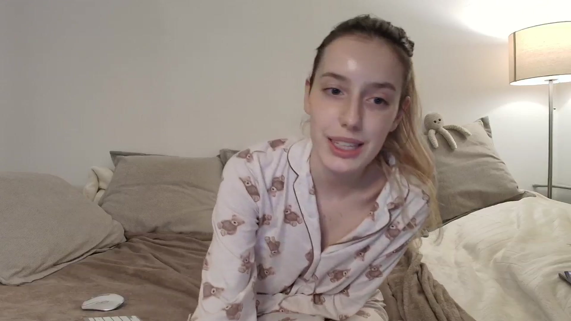 Gallery image thumbnail from Elenaxkiss's myfreecams stream on, 10/24/2025, 19:32 image 18 of 20