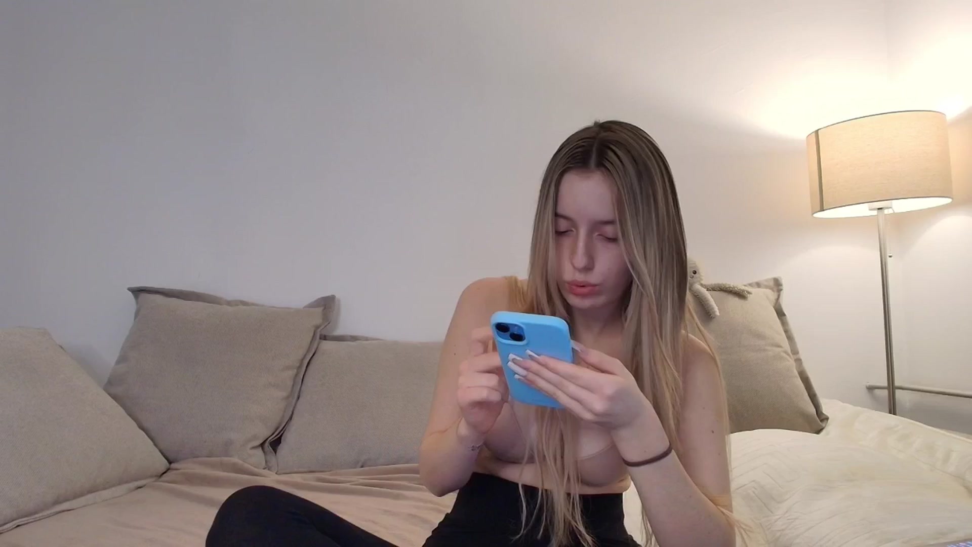 Gallery image thumbnail from Elenaxkiss's myfreecams stream on, 10/27/2025, 11:21 image 17 of 20