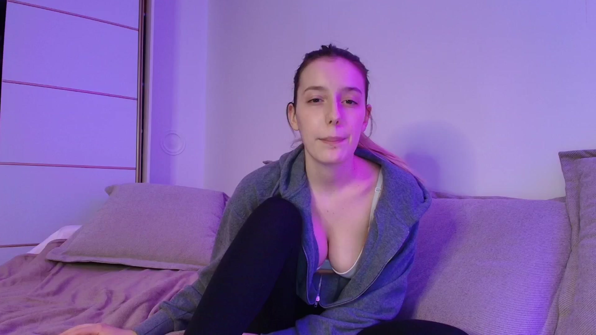 Gallery image thumbnail from Elenaxkiss's myfreecams stream on, 10/27/2025, 19:09 image 12 of 20