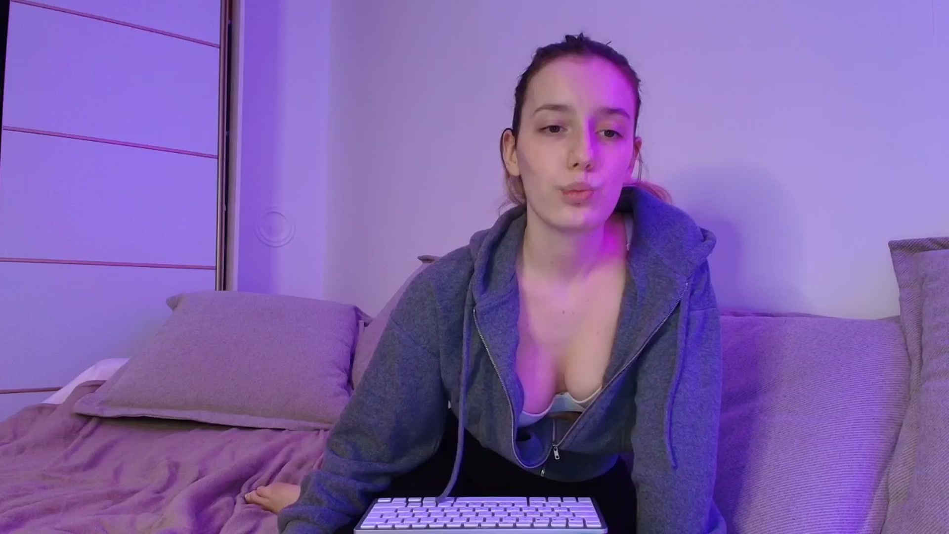 Gallery image thumbnail from Elenaxkiss's myfreecams stream on, 10/27/2025, 19:09 image 11 of 20