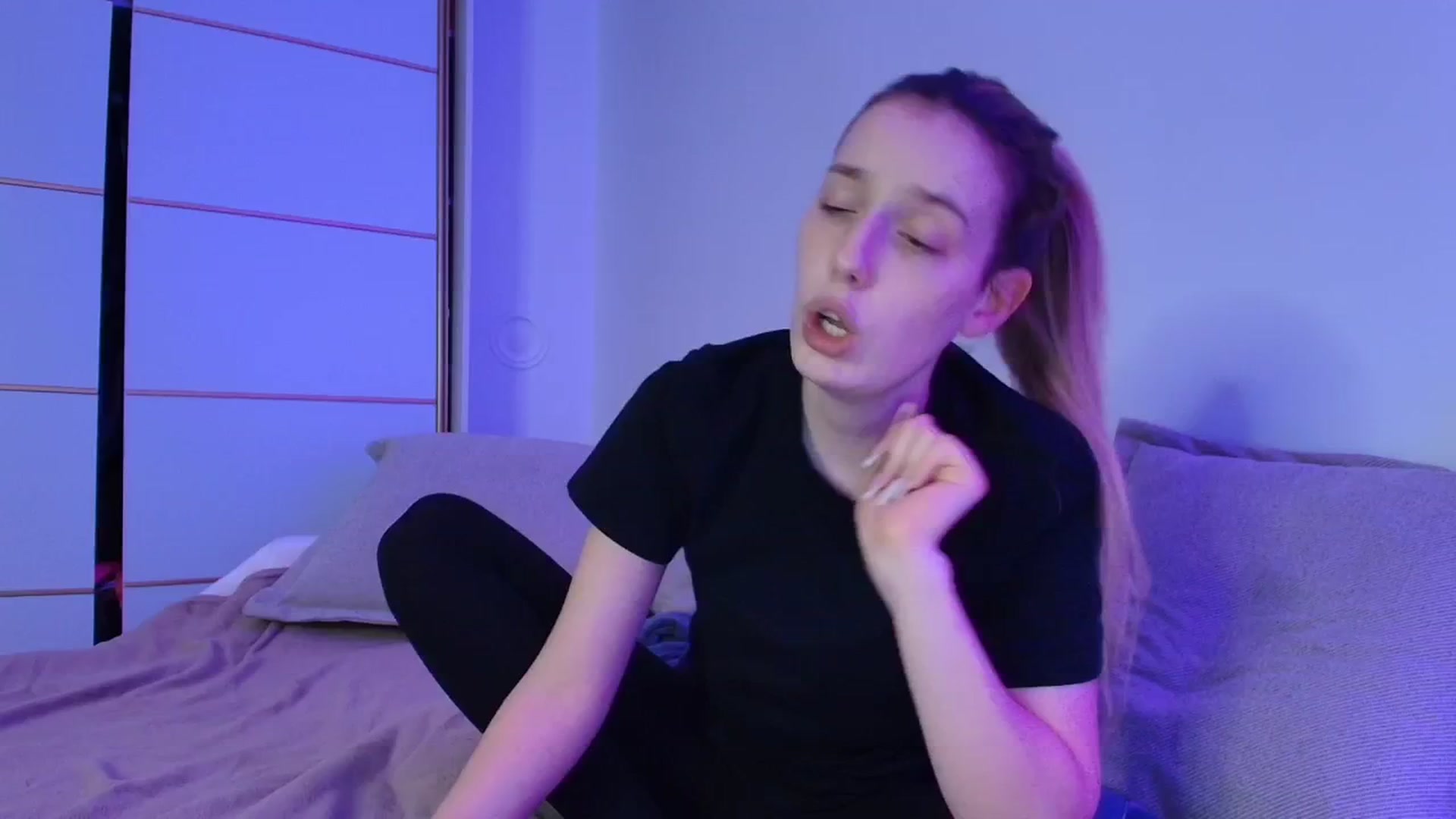 Gallery image thumbnail from Elenaxkiss's myfreecams stream on, 10/27/2025, 19:09 image 6 of 20