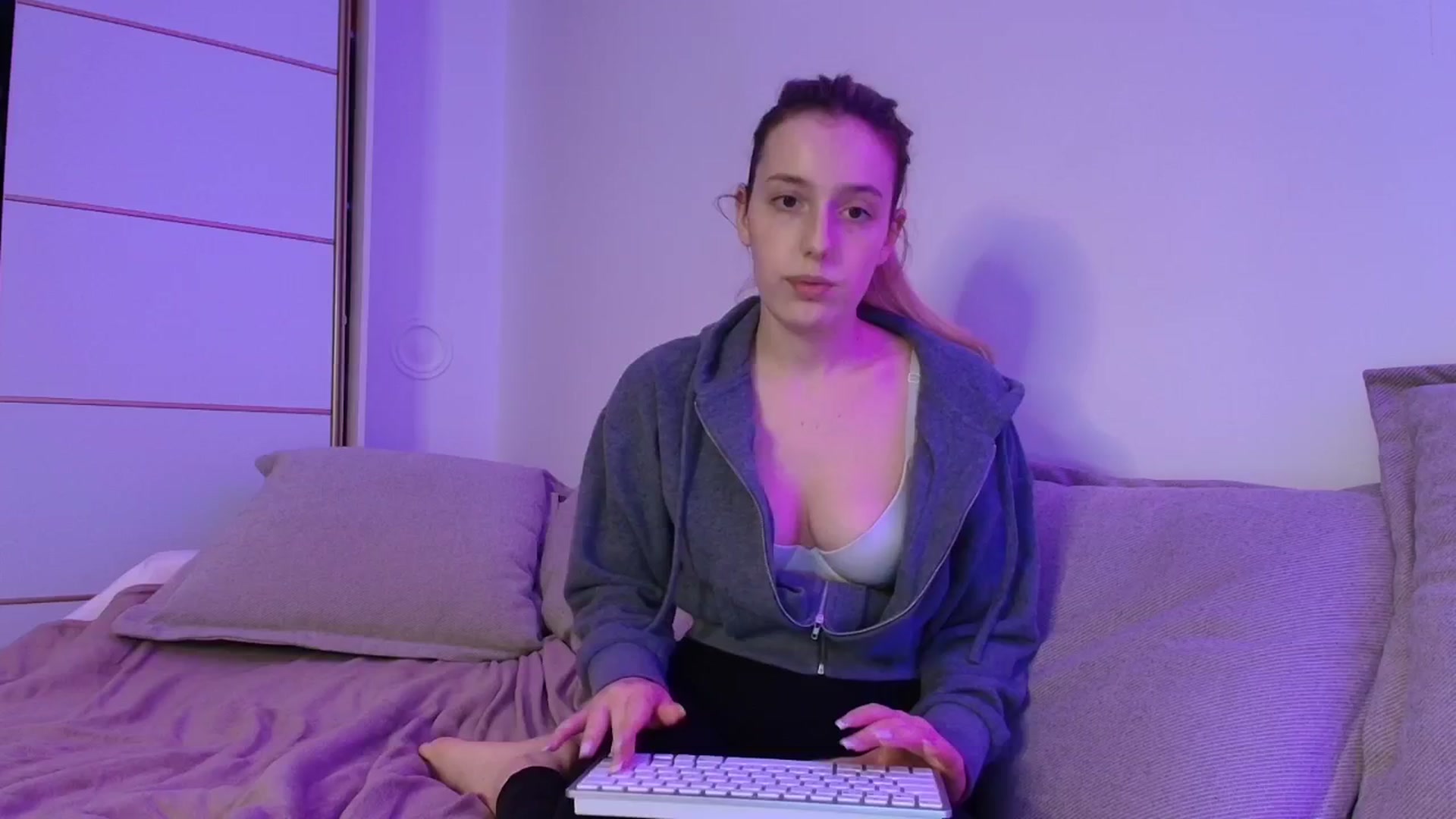 Gallery image thumbnail from Elenaxkiss's myfreecams stream on, 10/27/2025, 19:09 image 10 of 20