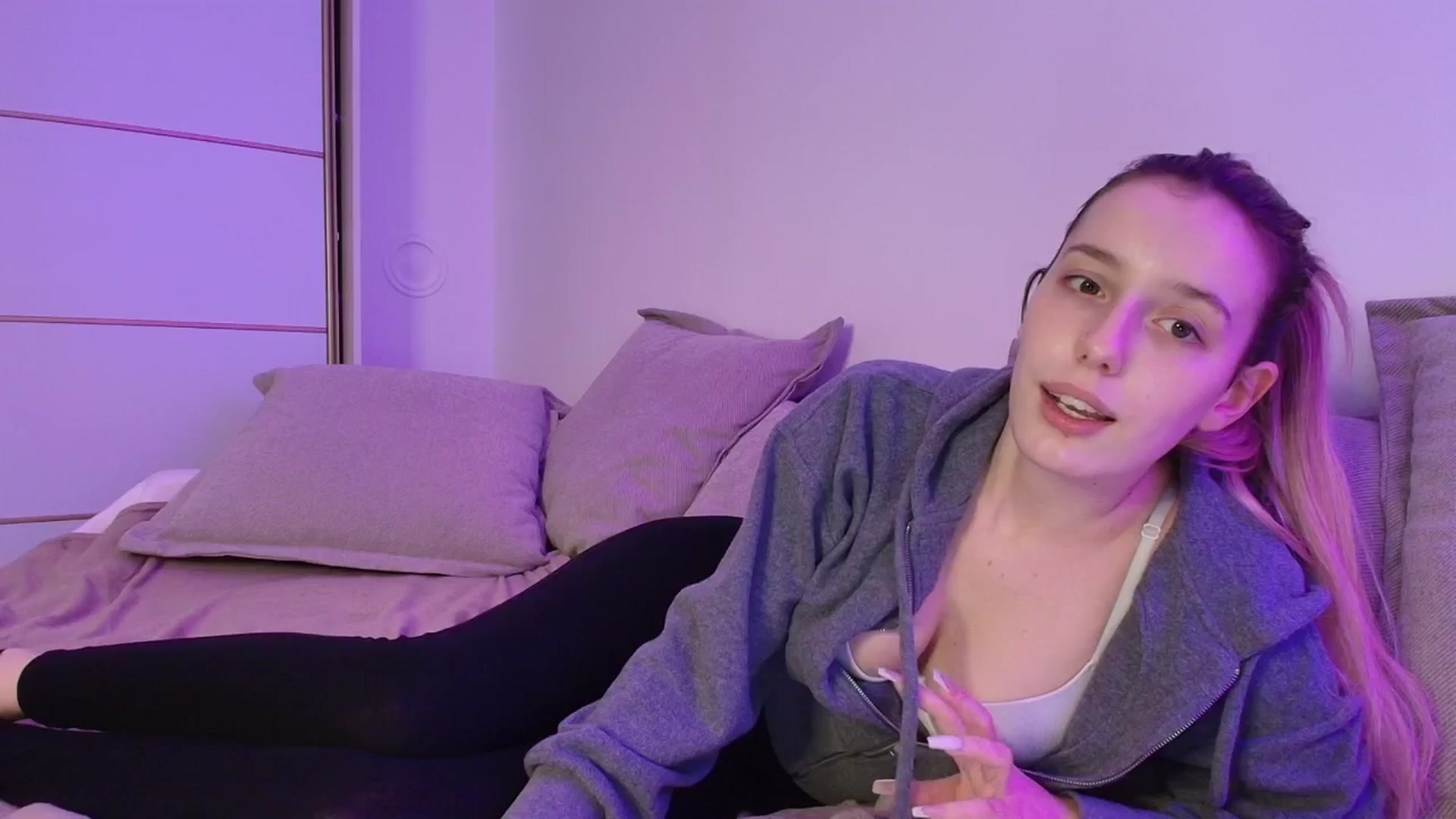 Gallery image thumbnail from Elenaxkiss's myfreecams stream on, 10/27/2025, 19:09 image 9 of 20