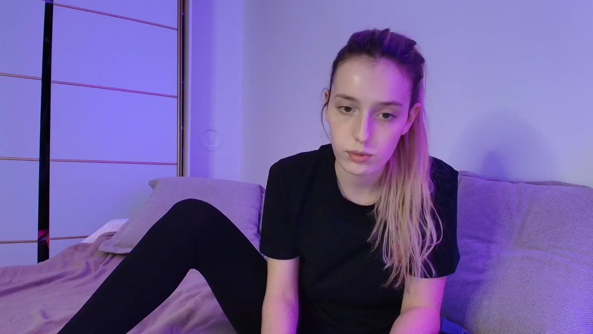 Gallery image thumbnail from Elenaxkiss's myfreecams stream on, 10/27/2025, 19:09 image 3 of 20