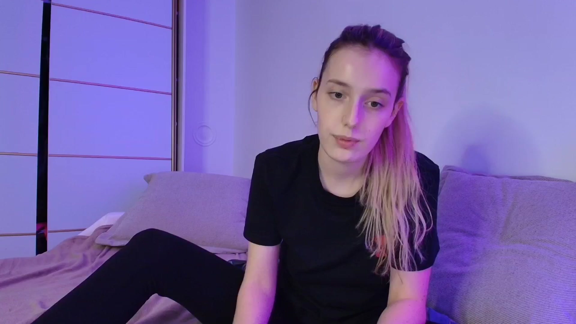 Gallery image thumbnail from Elenaxkiss's myfreecams stream on, 10/27/2025, 19:09 image 2 of 20