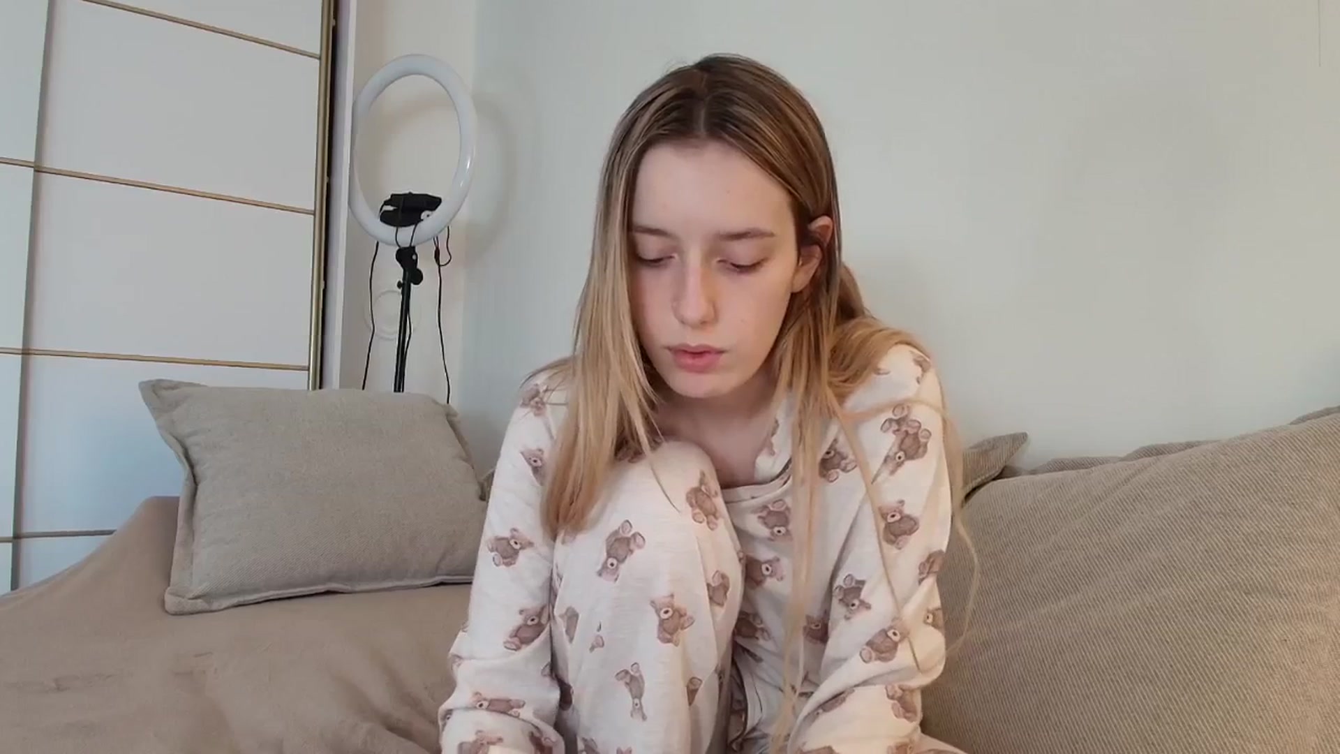 Gallery image thumbnail from Elenaxkiss's myfreecams stream on, 10/28/2025, 08:35 image 11 of 20