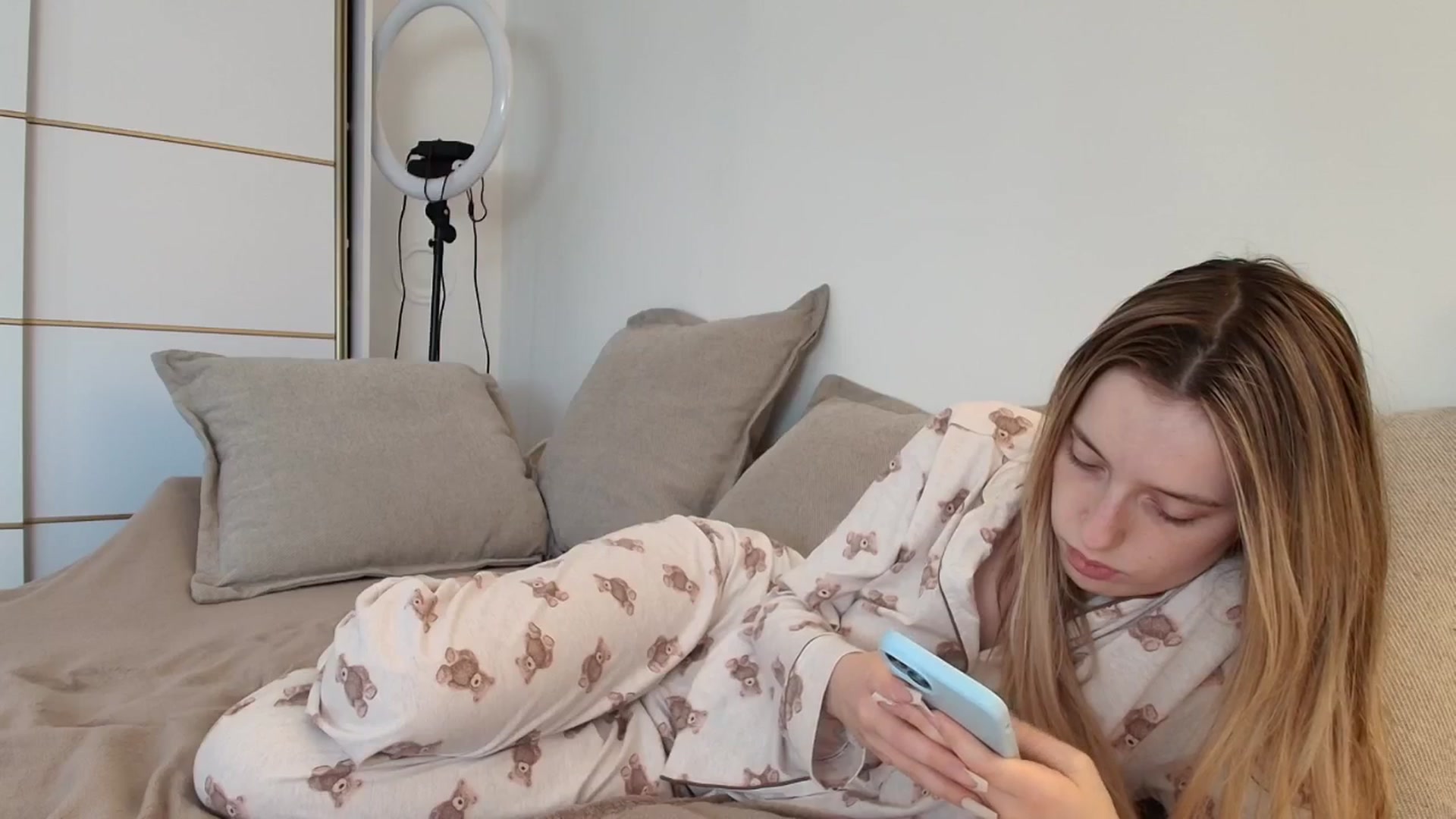 Gallery image thumbnail from Elenaxkiss's myfreecams stream on, 10/28/2025, 08:35 image 4 of 20