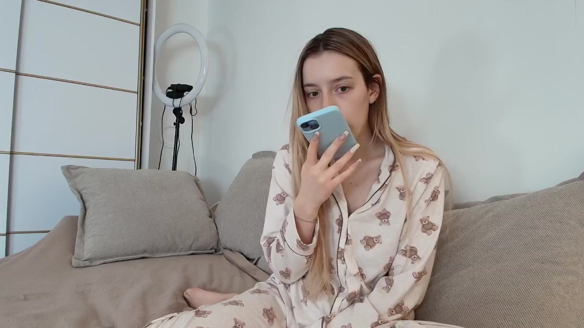 Gallery image thumbnail from Elenaxkiss's myfreecams stream on, 10/28/2025, 08:35 image 17 of 20
