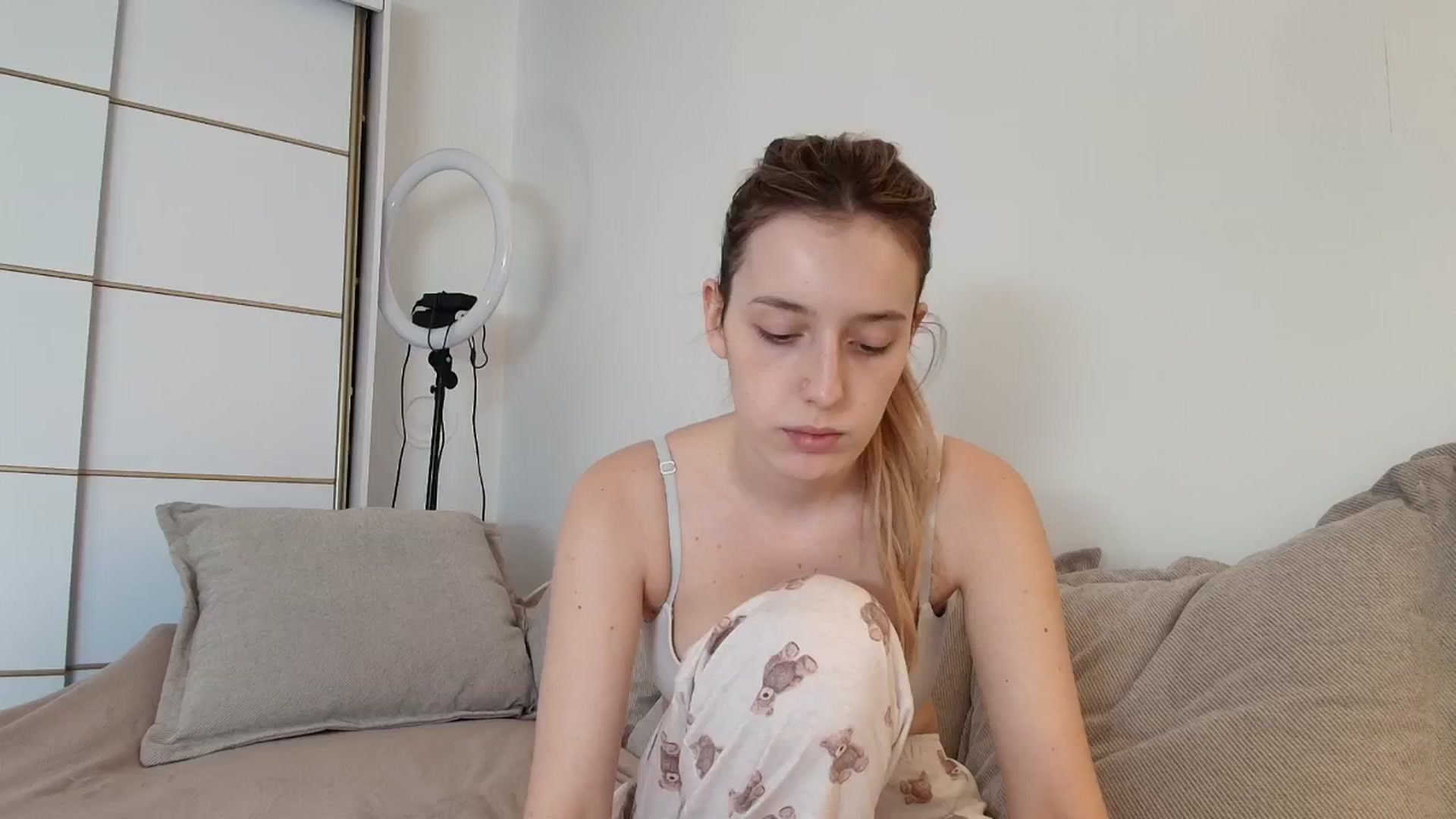 Gallery image thumbnail from Elenaxkiss's myfreecams stream on, 10/28/2025, 10:56 image 18 of 20