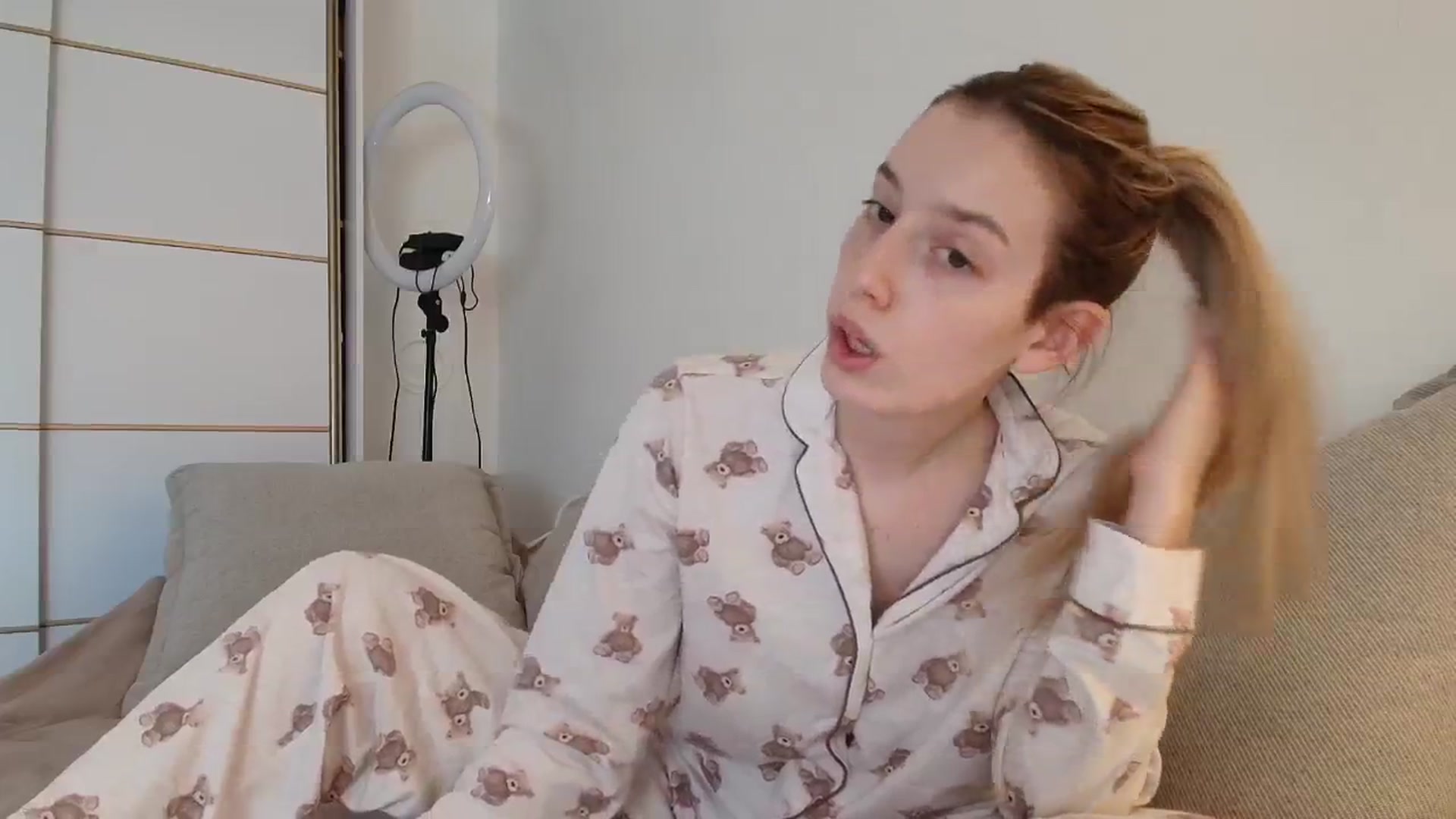 Gallery image thumbnail from Elenaxkiss's myfreecams stream on, 10/28/2025, 11:48 image 9 of 20