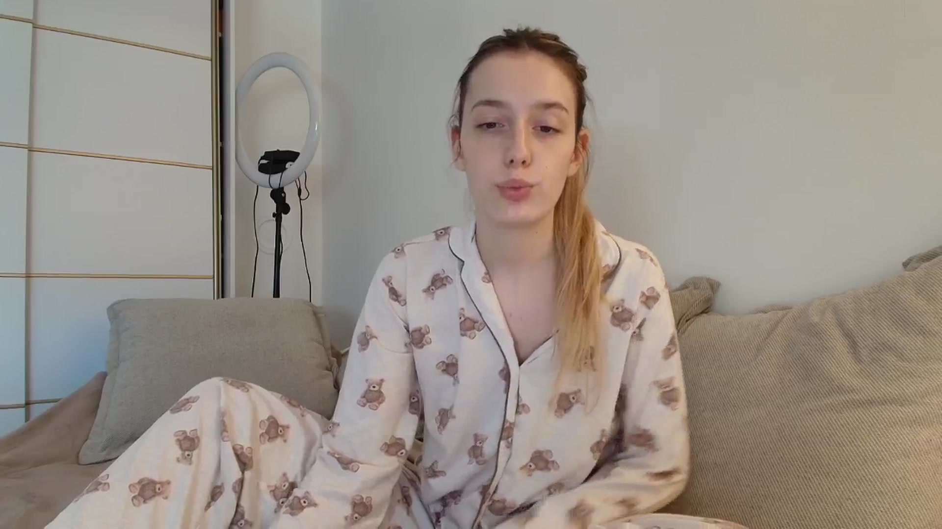 Gallery image thumbnail from Elenaxkiss's myfreecams stream on, 10/28/2025, 11:48 image 12 of 20