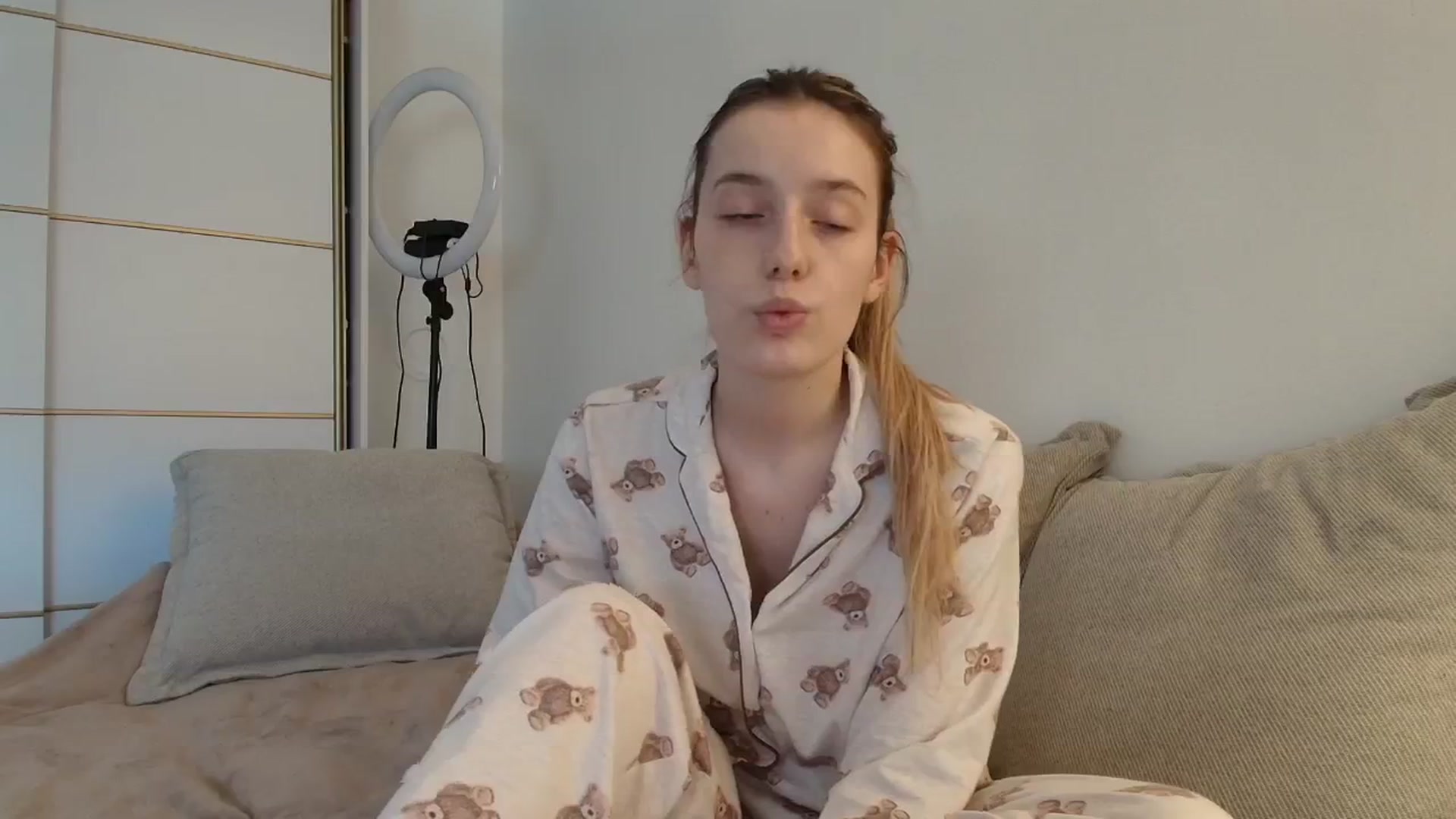 Gallery image thumbnail from Elenaxkiss's myfreecams stream on, 10/28/2025, 11:48 image 17 of 20