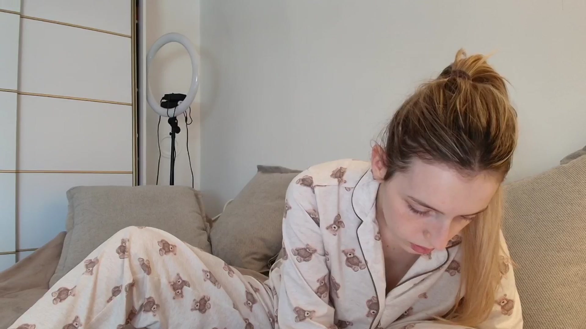 Gallery image thumbnail from Elenaxkiss's myfreecams stream on, 10/28/2025, 11:48 image 10 of 20