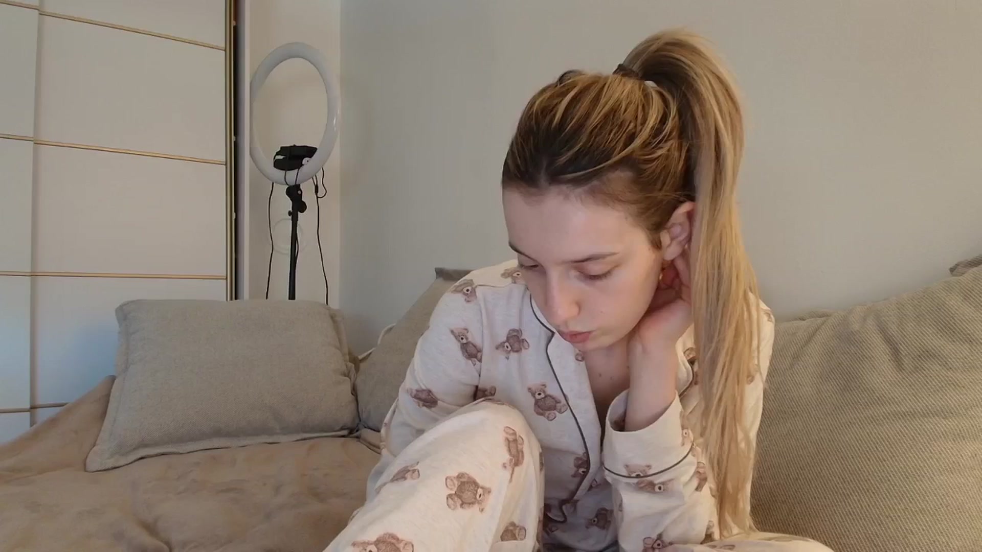 Gallery image thumbnail from Elenaxkiss's myfreecams stream on, 10/28/2025, 11:48 image 16 of 20