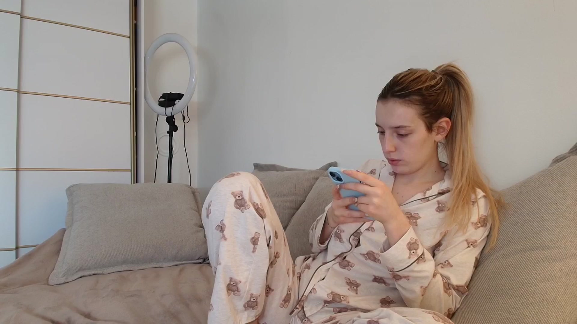 Gallery image thumbnail from Elenaxkiss's myfreecams stream on, 10/28/2025, 11:48 image 7 of 20