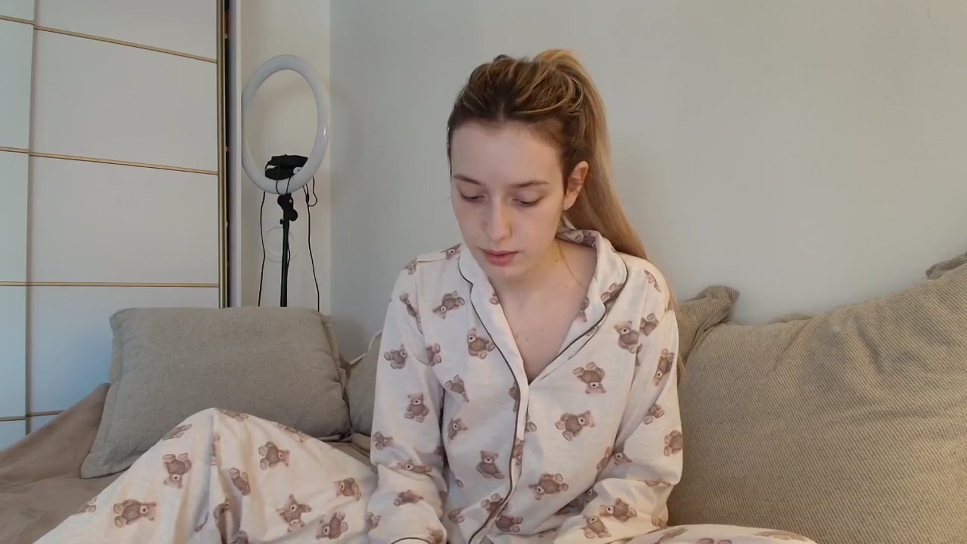 Gallery image thumbnail from Elenaxkiss's myfreecams stream on, 10/28/2025, 11:48 image 13 of 20