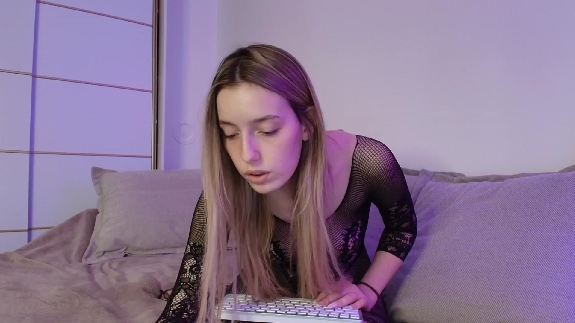 Gallery image thumbnail from Elenaxkiss's myfreecams stream on, 10/30/2025, 08:40 image 19 of 20