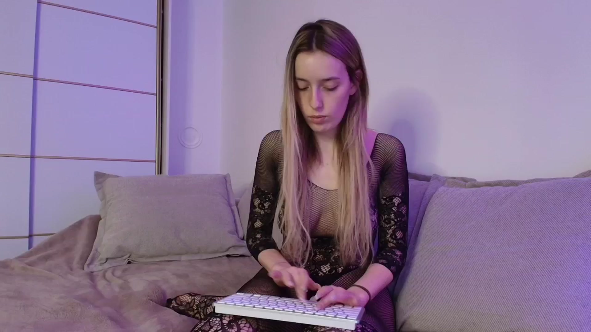 Gallery image thumbnail from Elenaxkiss's myfreecams stream on, 10/30/2025, 08:40 image 15 of 20
