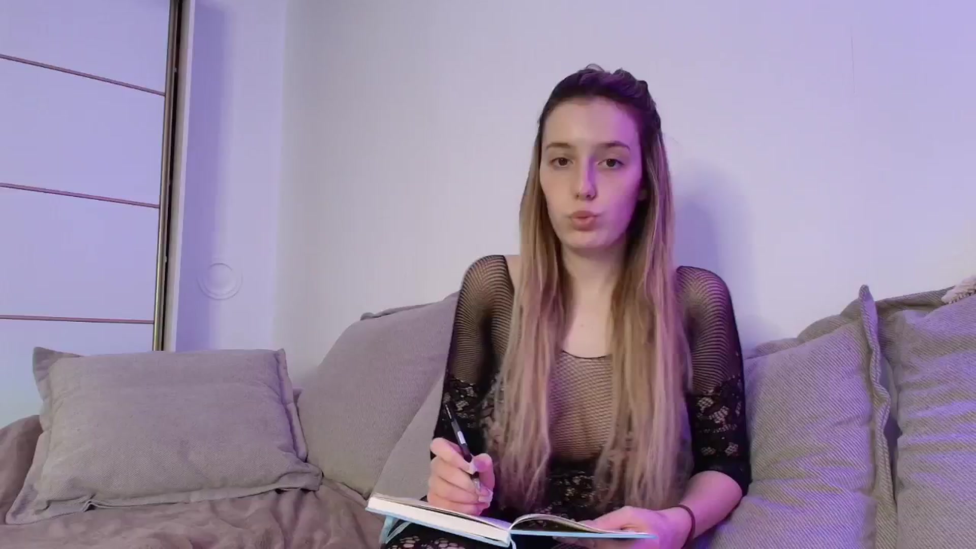 Gallery image thumbnail from Elenaxkiss's myfreecams stream on, 10/30/2025, 11:48 image 13 of 20