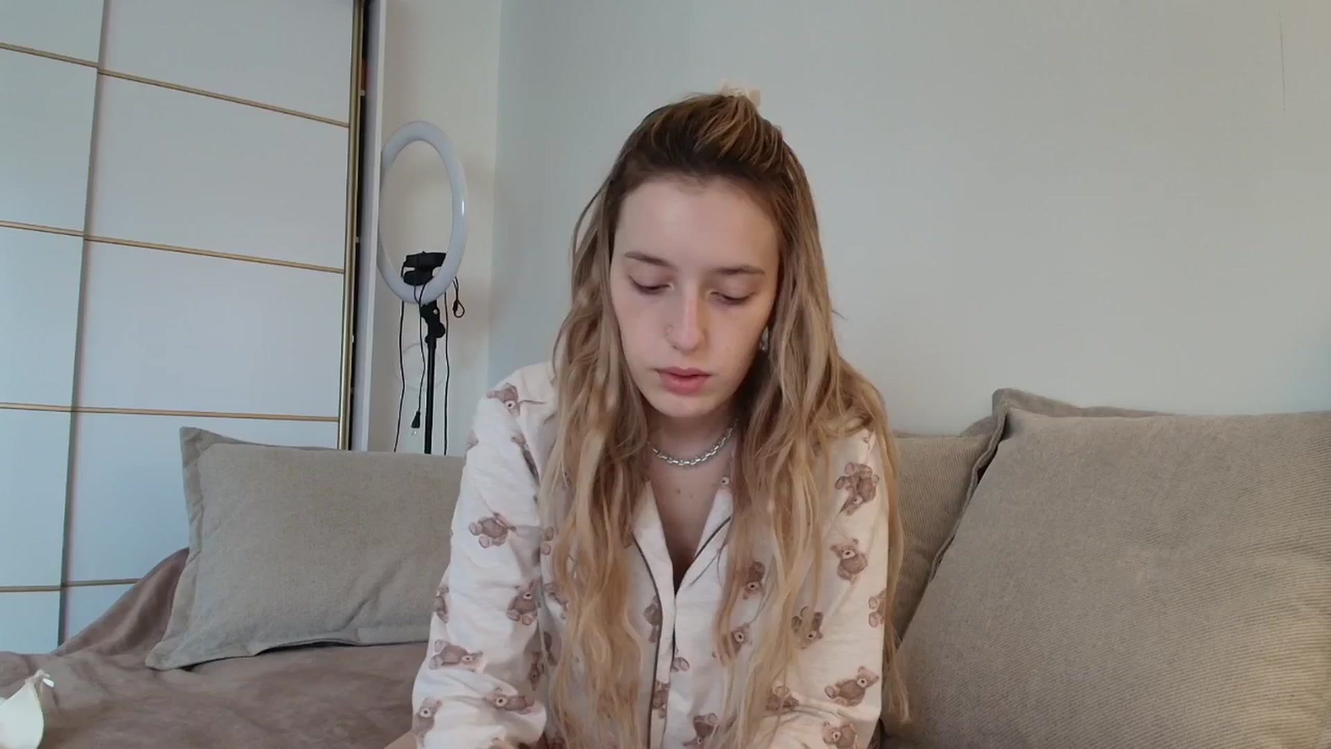 Gallery image thumbnail from Elenaxkiss's myfreecams stream on, 10/31/2025, 09:38 image 1 of 20