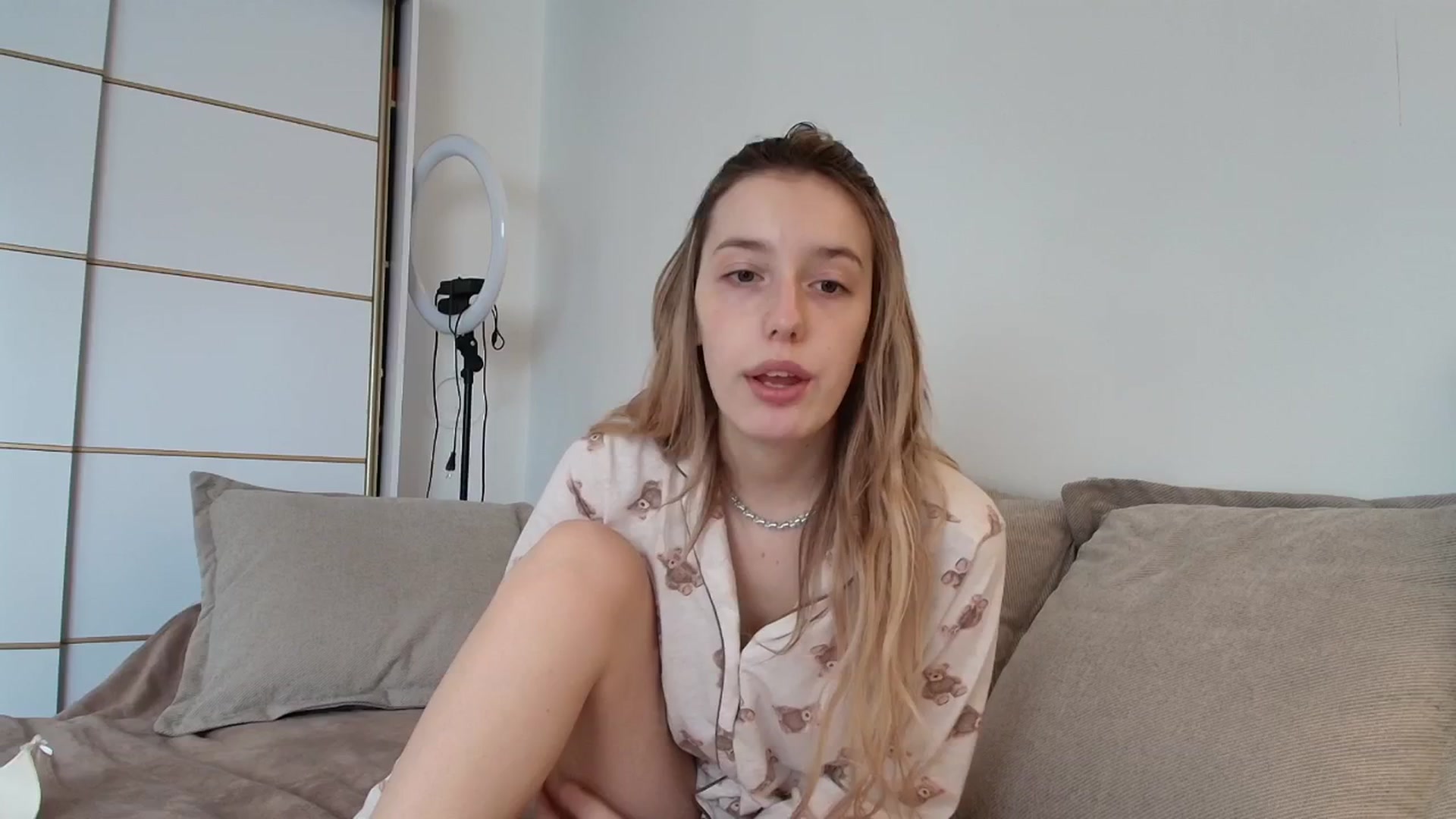 Gallery image thumbnail from Elenaxkiss's myfreecams stream on, 10/31/2025, 09:38 image 4 of 20