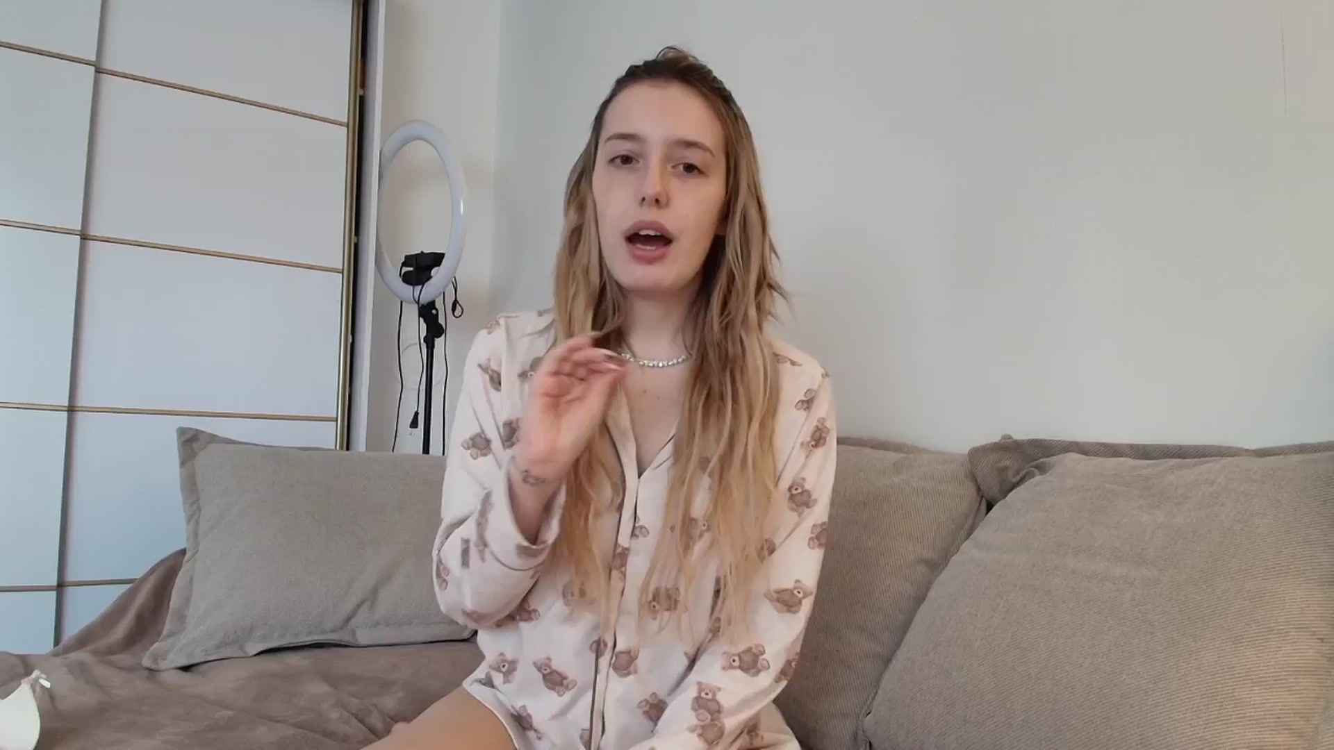 Gallery image thumbnail from Elenaxkiss's myfreecams stream on, 10/31/2025, 09:38 image 2 of 20