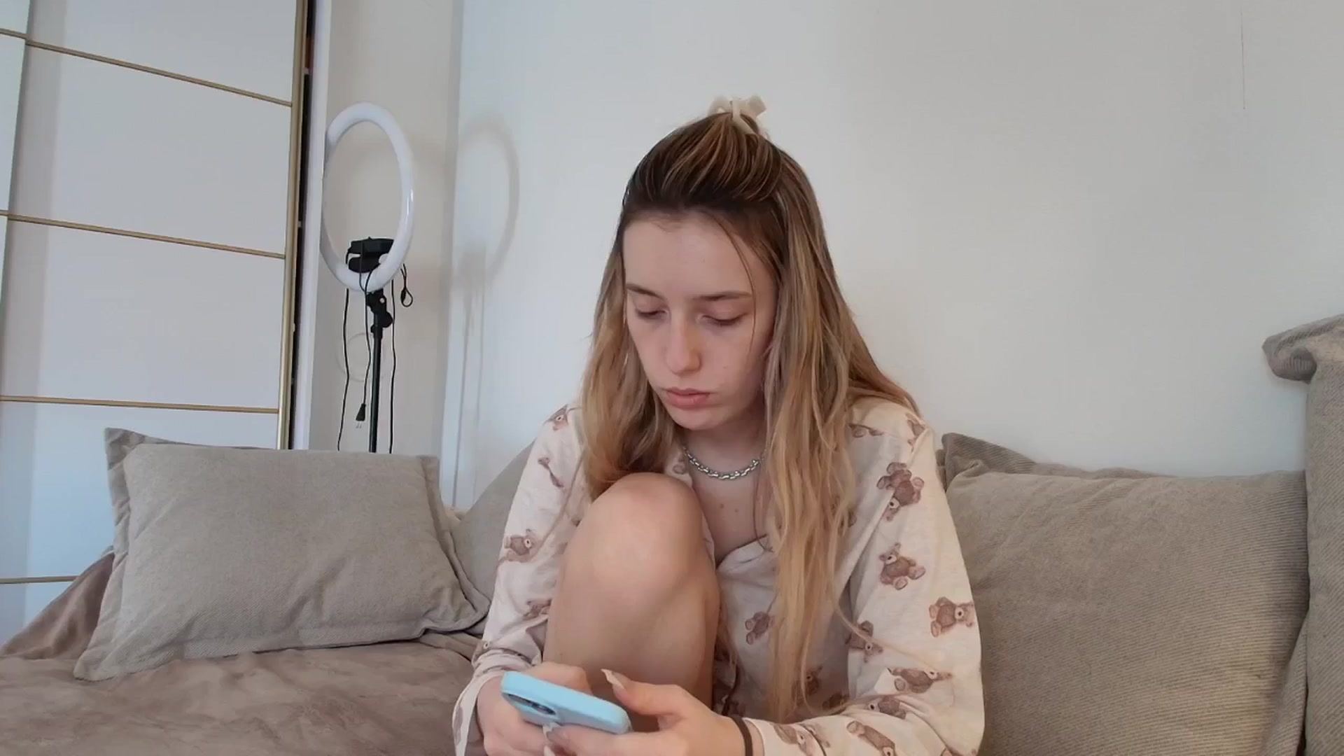 Gallery image thumbnail from Elenaxkiss's myfreecams stream on, 10/31/2025, 11:20 image 3 of 20