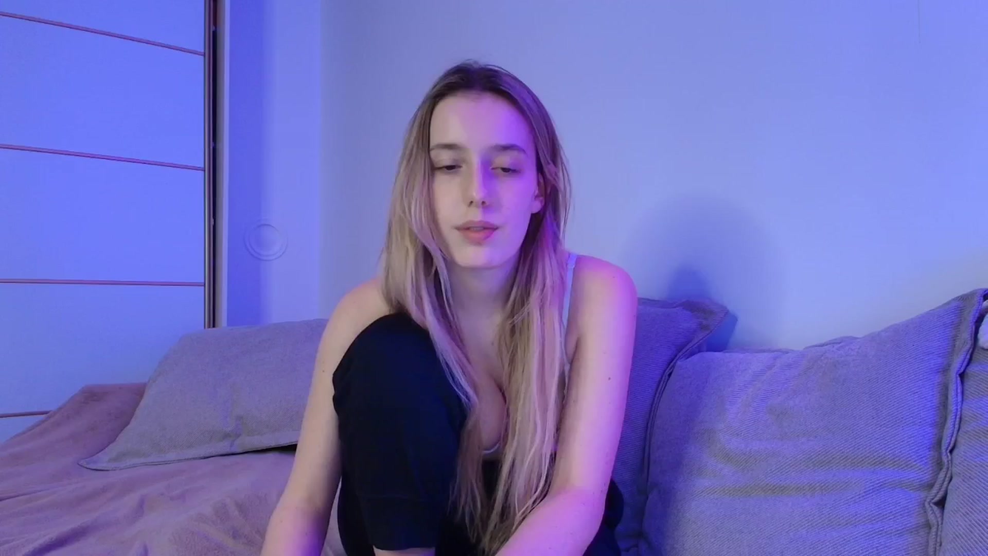 Gallery image thumbnail from Elenaxkiss's myfreecams stream on, 11/13/2025, 20:35 image 14 of 20