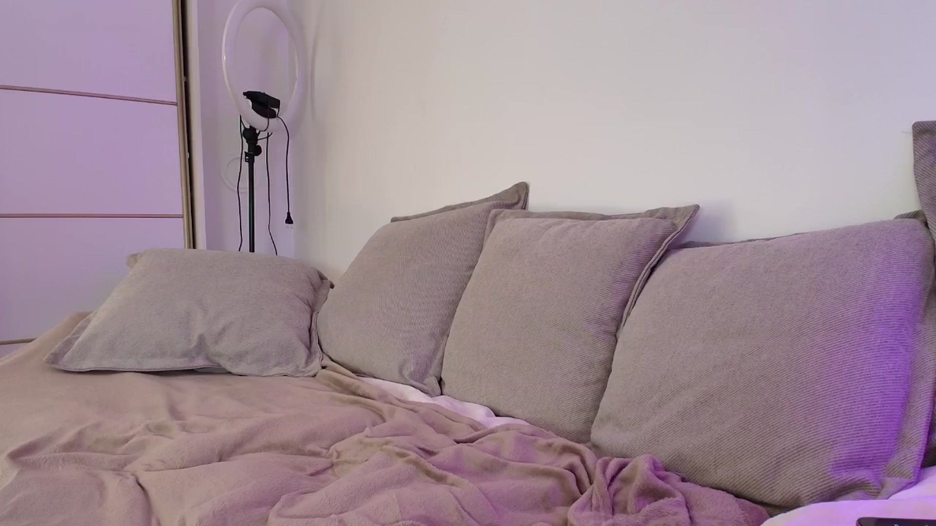 Gallery image thumbnail from Elenaxkiss's myfreecams stream on, 11/14/2025, 12:12 image 17 of 20