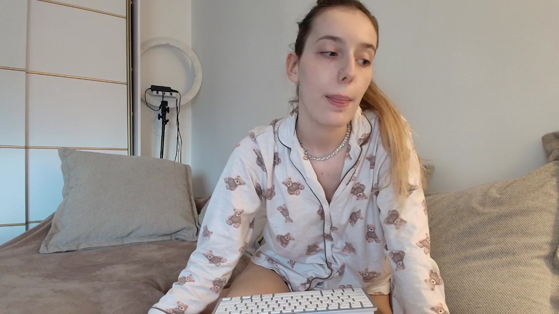 Gallery image thumbnail from Elenaxkiss's myfreecams stream on, 11/16/2025, 11:33 image 20 of 20