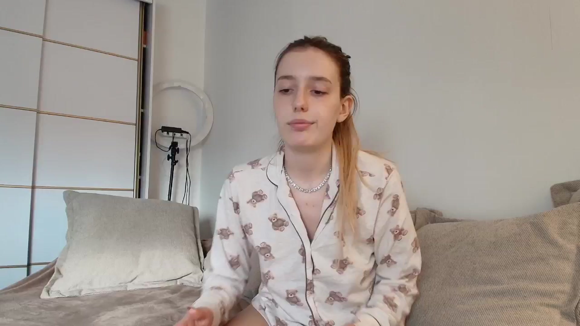Gallery image thumbnail from Elenaxkiss's myfreecams stream on, 11/16/2025, 13:33 image 18 of 20