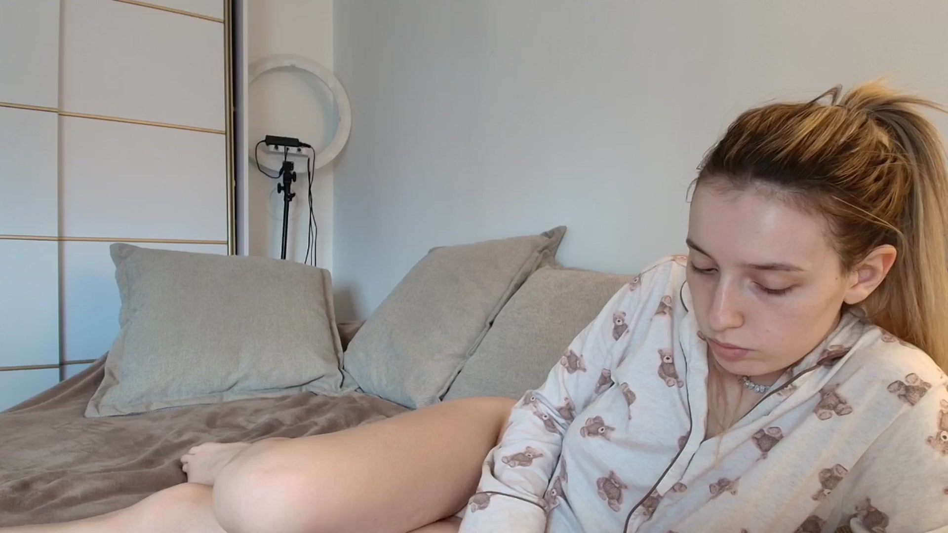 Gallery image thumbnail from Elenaxkiss's myfreecams stream on, 11/16/2025, 13:33 image 4 of 20
