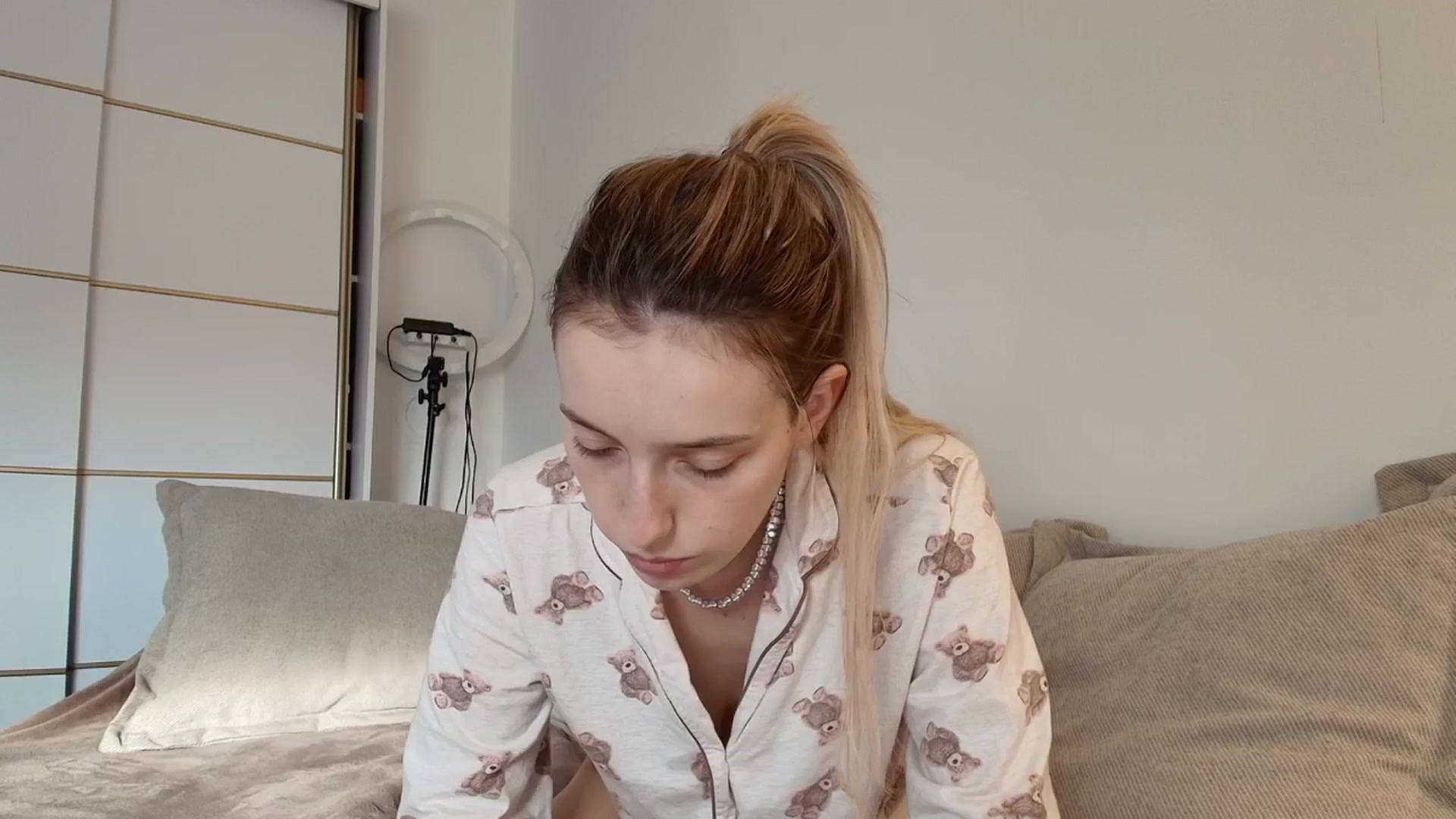 Gallery image thumbnail from Elenaxkiss's myfreecams stream on, 11/16/2025, 13:33 image 16 of 20