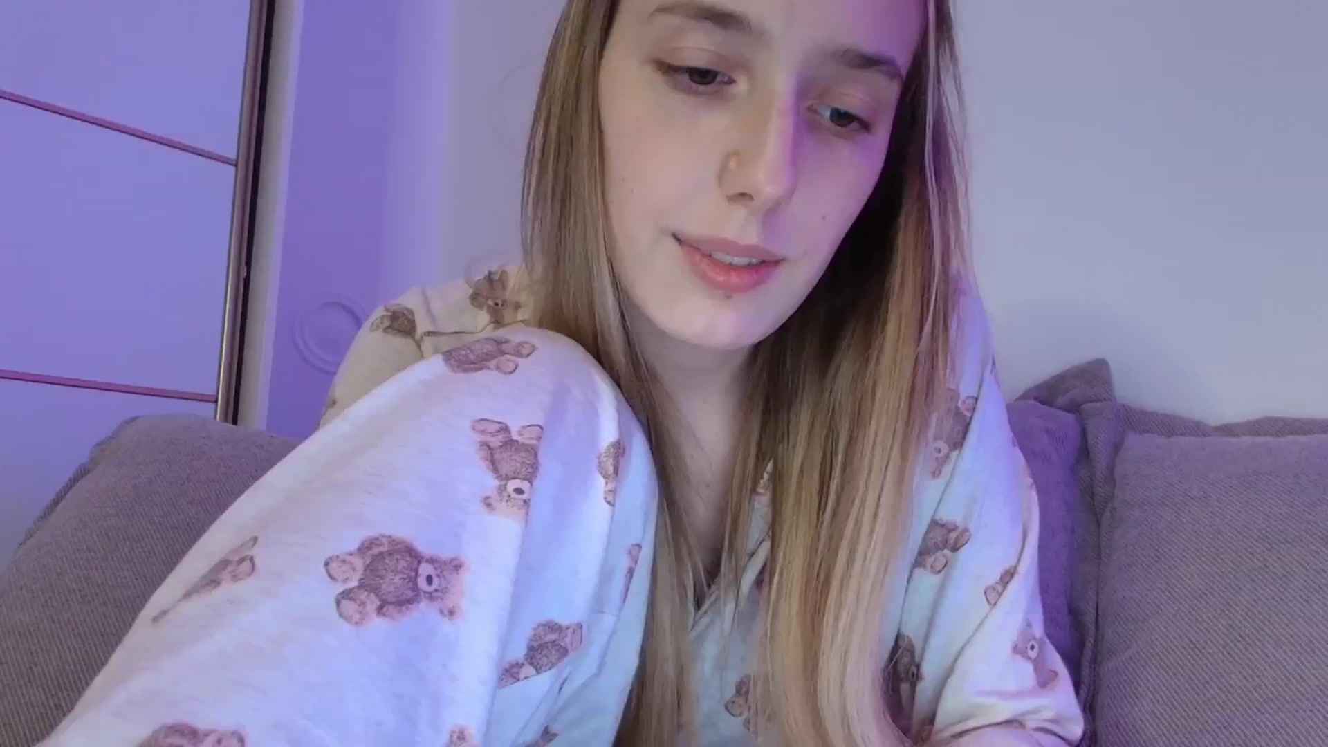 Gallery image thumbnail from Elenaxkiss's myfreecams stream on, 11/17/2025, 22:00 image 12 of 20