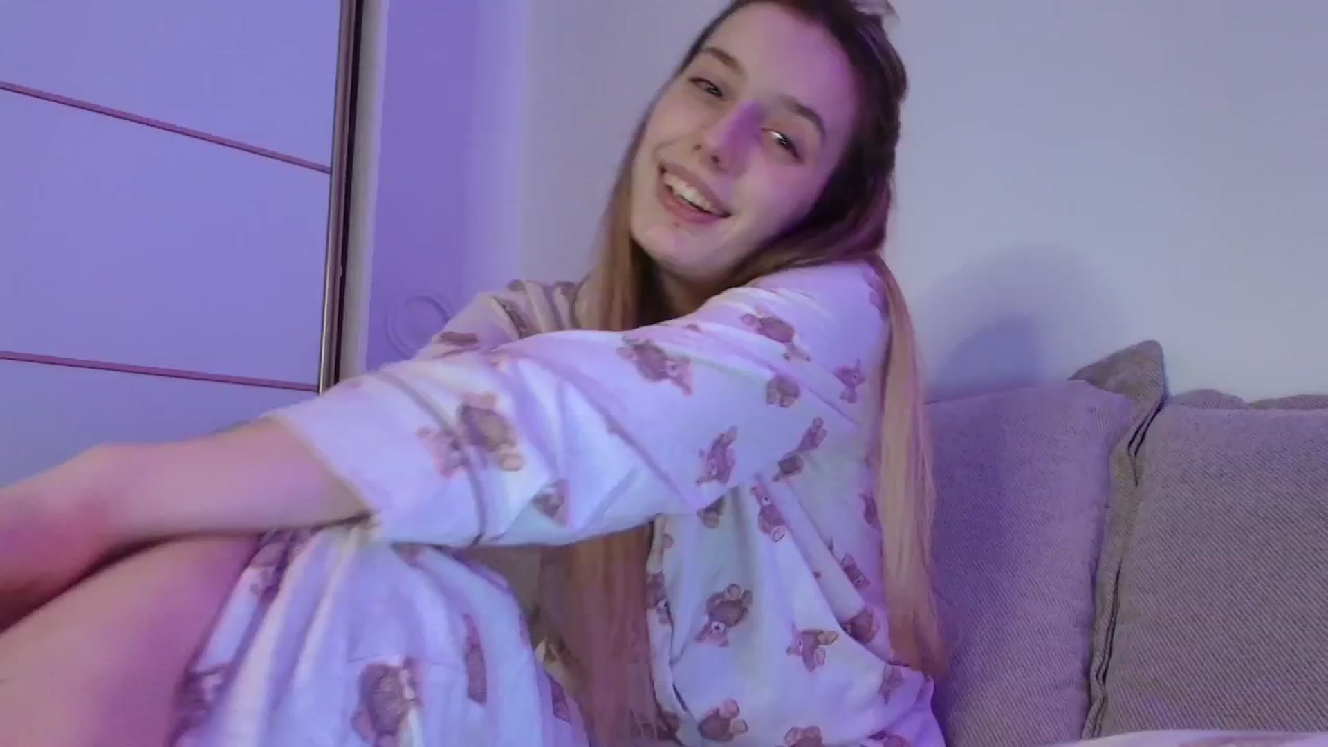 Gallery image thumbnail from Elenaxkiss's myfreecams stream on, 11/17/2025, 22:00 image 3 of 20