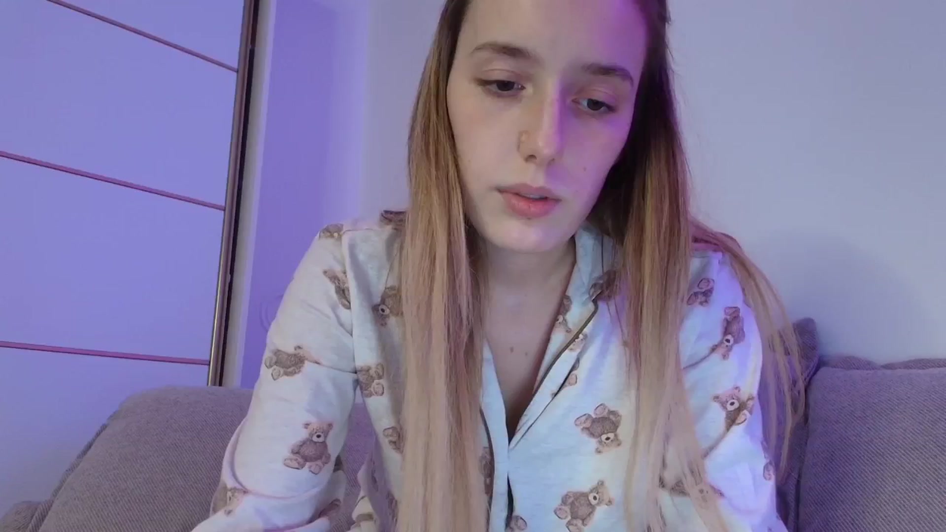 Gallery image thumbnail from Elenaxkiss's myfreecams stream on, 11/17/2025, 22:00 image 2 of 20