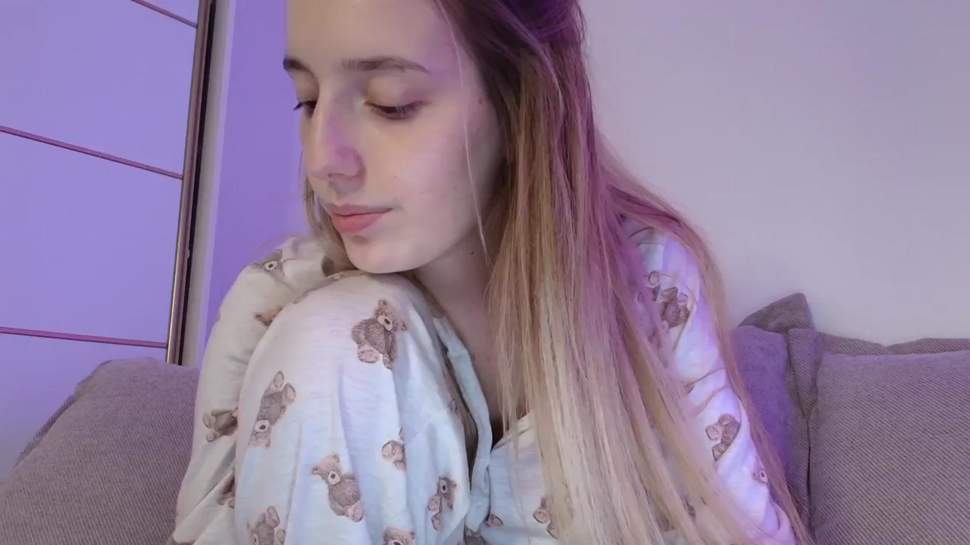 Gallery image thumbnail from Elenaxkiss's myfreecams stream on, 11/17/2025, 22:00 image 13 of 20