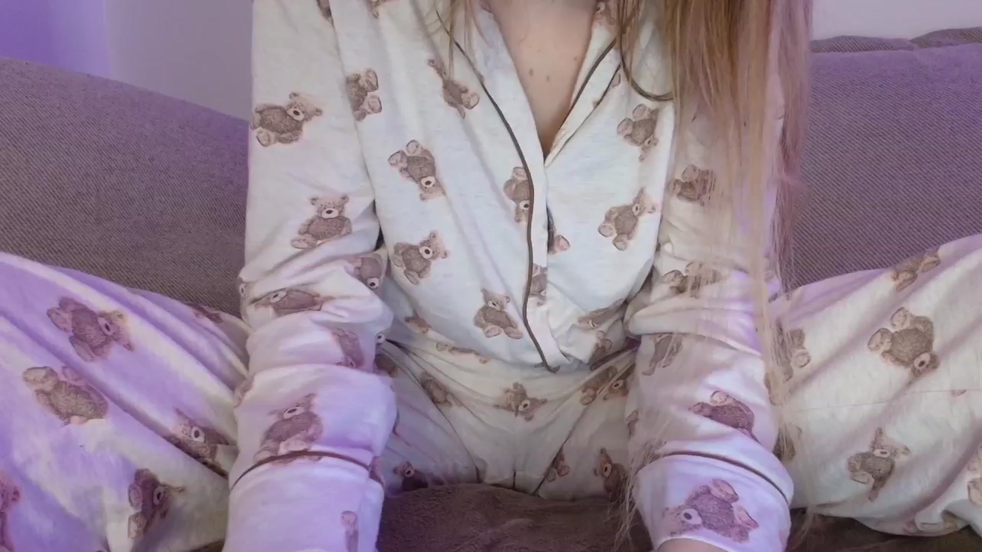 Gallery image thumbnail from Elenaxkiss's myfreecams stream on, 11/17/2025, 22:00 image 17 of 20