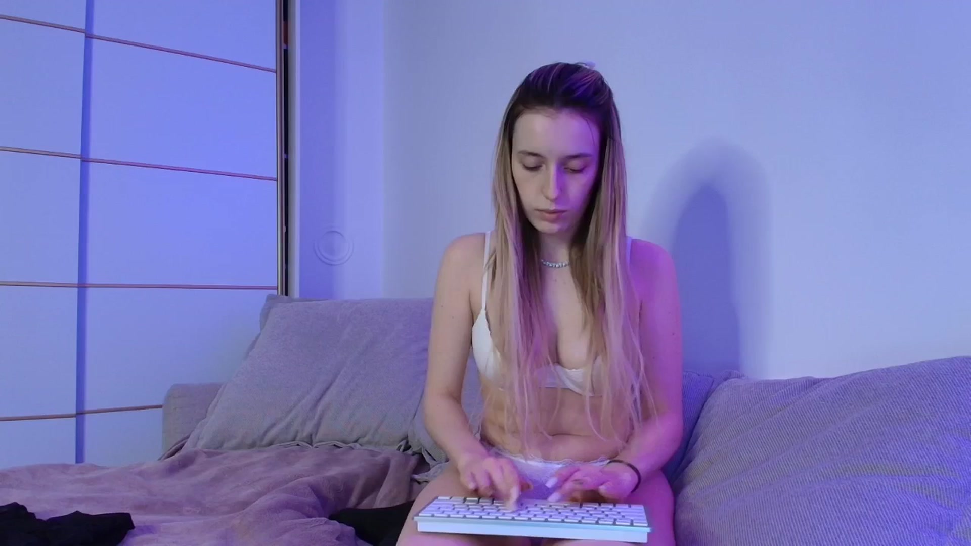 Gallery image thumbnail from Elenaxkiss's myfreecams stream on, 11/19/2025, 18:33 image 7 of 20