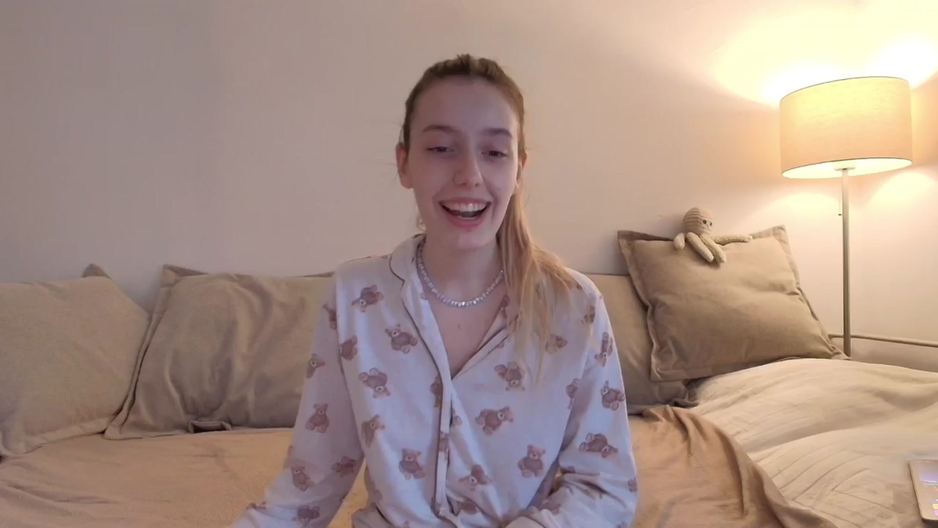 Gallery image thumbnail from Elenaxkiss's myfreecams stream on, 11/20/2025, 08:42 image 4 of 20