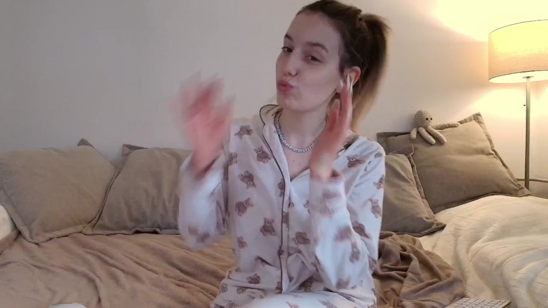 Gallery image thumbnail from Elenaxkiss's myfreecams stream on, 11/20/2025, 11:16 image 1 of 20