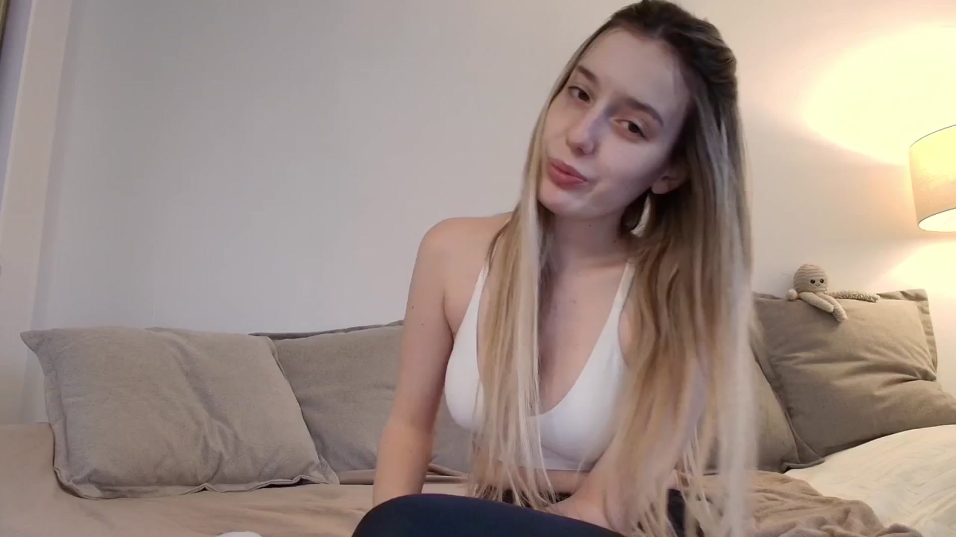 Gallery image thumbnail from Elenaxkiss's myfreecams stream on, 11/21/2025, 10:22 image 10 of 20